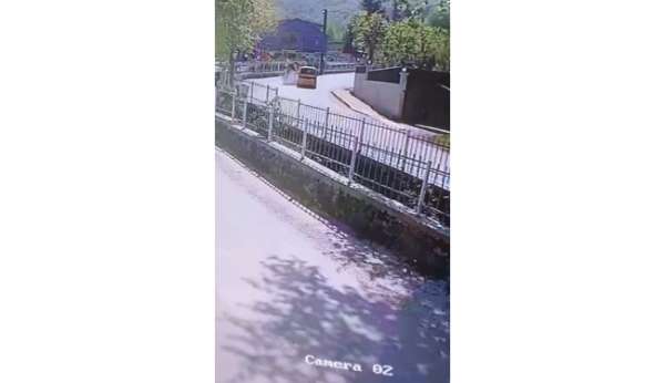 Taksi ile motosiklet kafa kafaya çarpıştı: Kaza kamerada