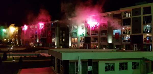 Yüzlerce kişi aynı anda balkonda spor yaptı