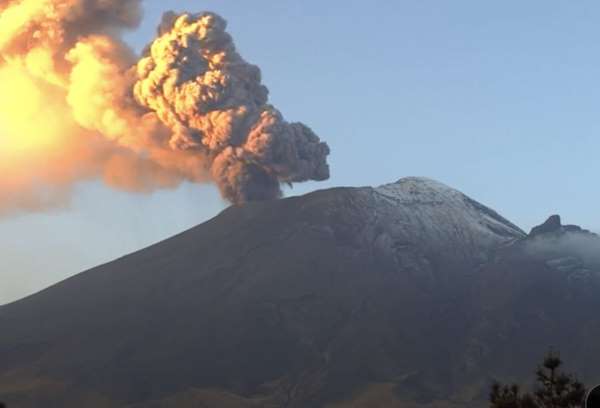 Meksika'daki Popocatepetl Yanardağı'ndaki patlamalar okulları tatil etti
