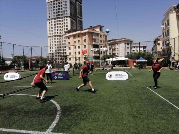 19 Mayıs Atatürk'ü Anma Gençlik ve Spor Bayramı için Kartal'da sporcular ayak tenisinde rekabet etti