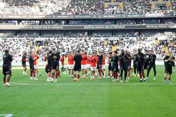 Beşiktaş ve Hataysporlu futbolcular, tribünleri birlikte selamladı