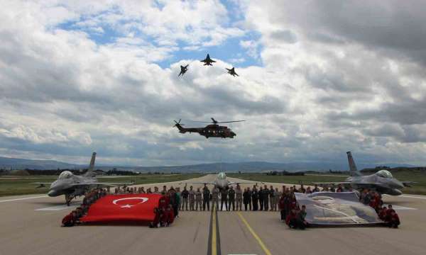 Merzifon 5'inci Ana Jet Üs Komutanlığında pilotlar 19 Mayıs'ı gençlerle kutladı