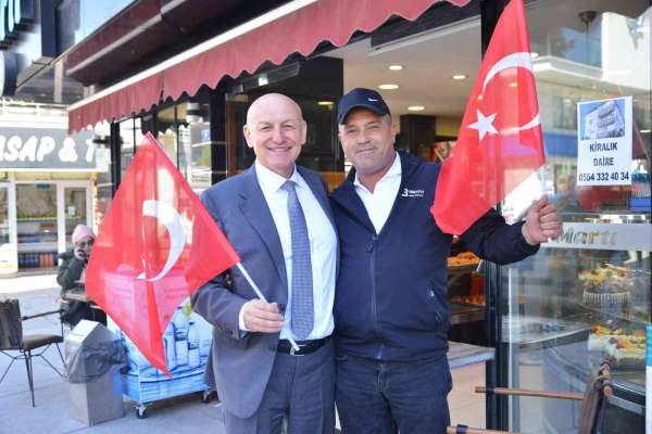 Terme'de binlerce Türk bayrağı dağıtıldı