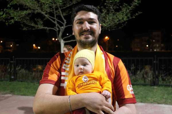 Amasya'da Galatasaraylı çift, 25. şampiyonluğu 52 günlük bebekleriyle kutladı
