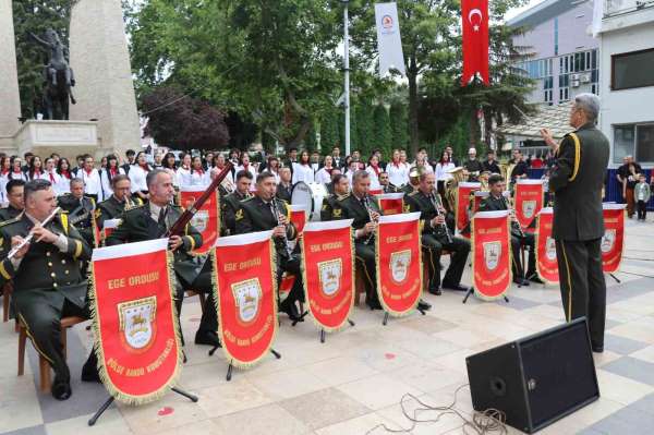 Ege Ordusu Bölge Bandosu, öğrencilerle birlikte Denizli'de konser verdi
