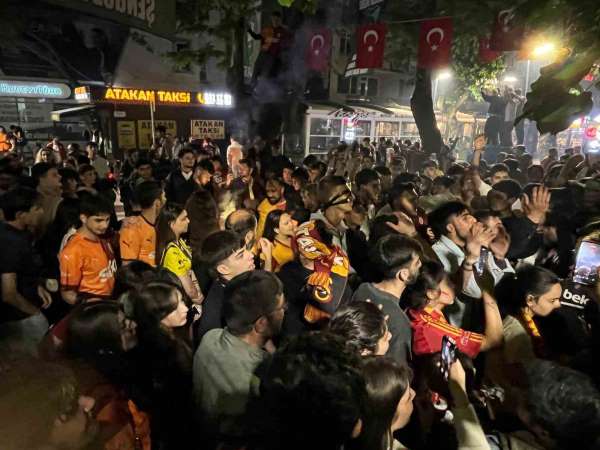 Fenerbahçe forması ile Galatasaray'ın şampiyonluğunu kutladı