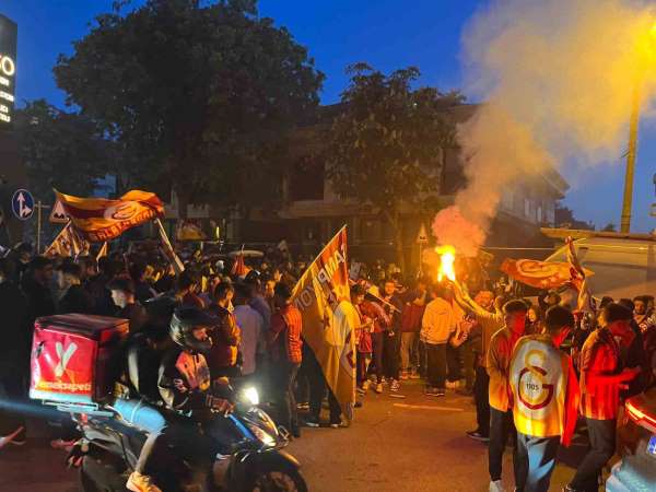 Galatasaray taraftarları Florya'da şampiyonluğu kutluyor