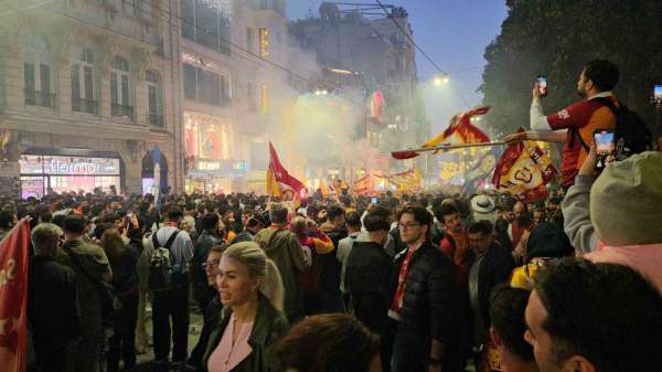 Galatasaraylı taraftarlar maçın bitiminde Taksim'e akın etti