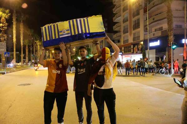 Galatasaraylı taraftarlardan Fenerbahçe'ye tabutlu gönderme