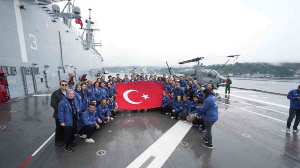 Gençler, TCG Anadolu ile Samsun'a doğru tarihi yolculuk yapıyor
