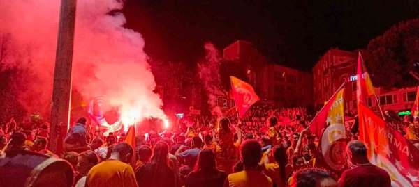 İzmir'de sarı-kırmızılı taraftarlar şampiyonluğu kutladı