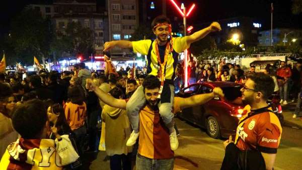 Kütahya'daki kutlamalara Fenerbahçeli taraftar da katıldı