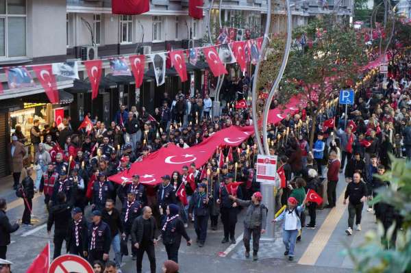 Samsun'da 1919 metrelik dev bayrakla coşkulu 'Fener Alayı ve Gençlik Haftası' yürüyüşü