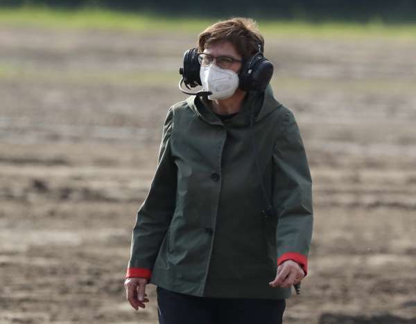 Almanya Savunma Bakanı Kramp-Karrenbauer: 'Litvanya'daki olay Alman ordusunun itibarını tehlikeye attı'