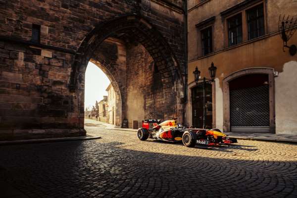 Red Bull Racing'in ilk 2021 Formula 1 Yol Macerası 'Kaleden Kaleye', Çekya ve Slovakya'yı keşfediyor