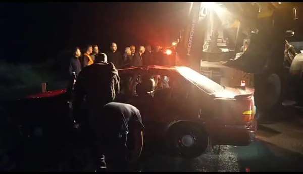 Amasya'da selde mahsur kalan otomobildeki 4 kişiyi ekipler kurtardı