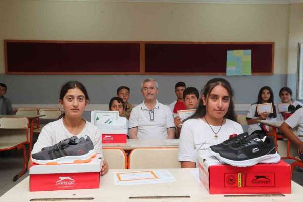 Şahinbey'de karne alan 160 bin öğrenciye spor ayakkabı