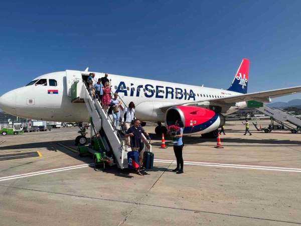 Yılın ilk Sırp turist kafilesi Gazipaşa-Alanya Havalimanı'na geldi