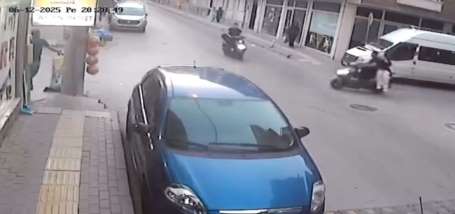 Bursa'da iki motosiklet çarpıştı: Kaza anı kamerada