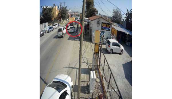 Emniyet şeridi ihlaliyle gelen kazayı yaya kıl payı atlattı