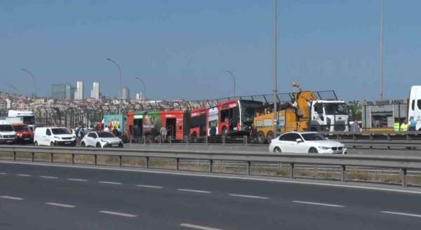 İstanbul'da Haliç Köprüsü'nde arızalı metrobüsü çeken yol yardım aracı kaza yaptı