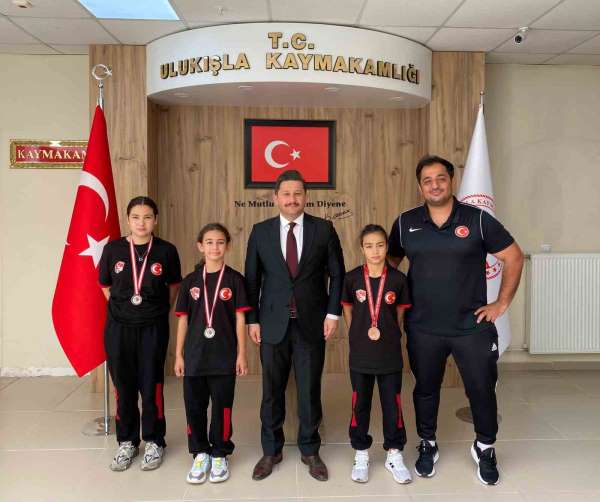 Ulukışla'nın küçük kız güreşçileri Türkiye Şampiyonası'nda tarih yazdı