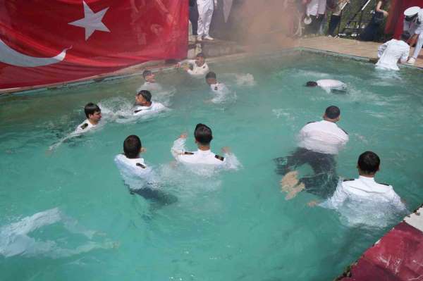 Denizci öğrenciler mezuniyeti havuza atlayarak kutladı