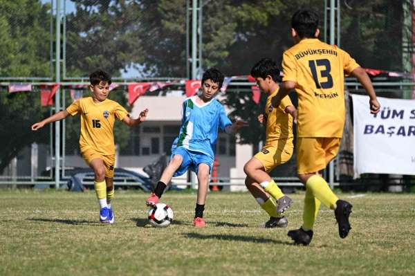 Mersin'de 3 binden fazla çocuk futbol şöleninde buluştu