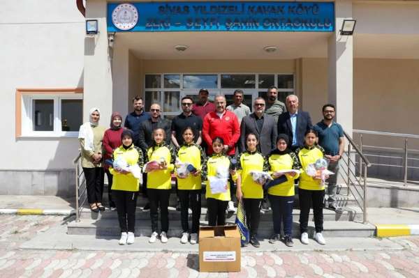 Sivas'ta spor yapan okullara malzeme desteği
