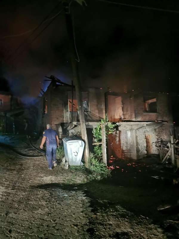 Amasya'da gece çıkan yangın 2 evi kül etti 