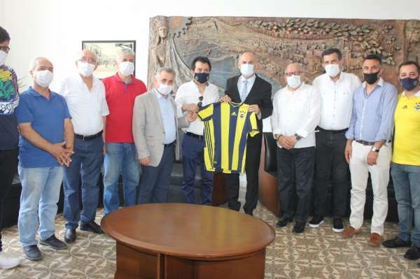 İskenderunlu Fenerbahçeliler Kaymakam Yönden'e forma hediye etti 