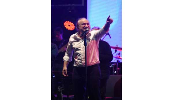 Volkan Konak'tan itiraf: 'Beni müzik piyasasına Orhan Gencebay soktu'