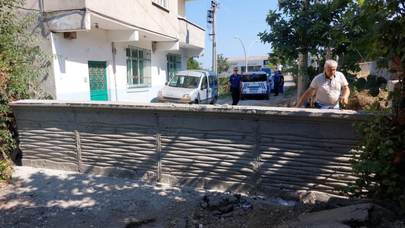 Samsun'da 'tapulu arsam' diyen vatandaşın beton duvarla kapattığı yol iş makinesiyle açıldı