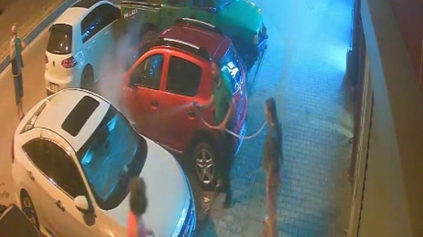 Samsun'da park halindeki otomobilin üzerine battaniye örtüp ateşe vermişti: O anlar kamerada