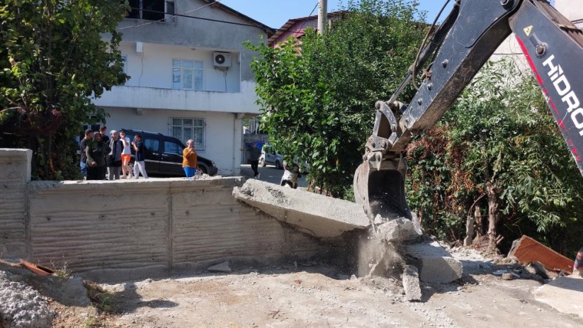 Samsun'da 'tapulu arsam' diyen vatandaşın beton duvarla kapattığı yol iş makinesiyle açıldı