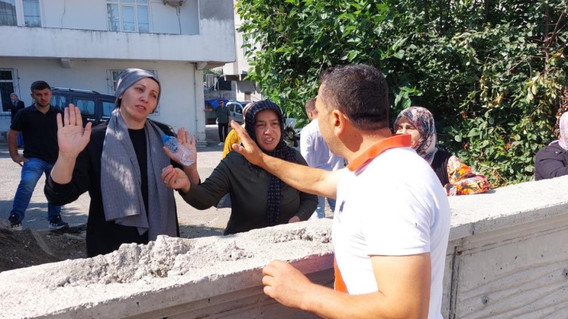 Samsun'da 'tapulu arsam' diyen vatandaşın beton duvarla kapattığı yol iş makinesiyle açıldı