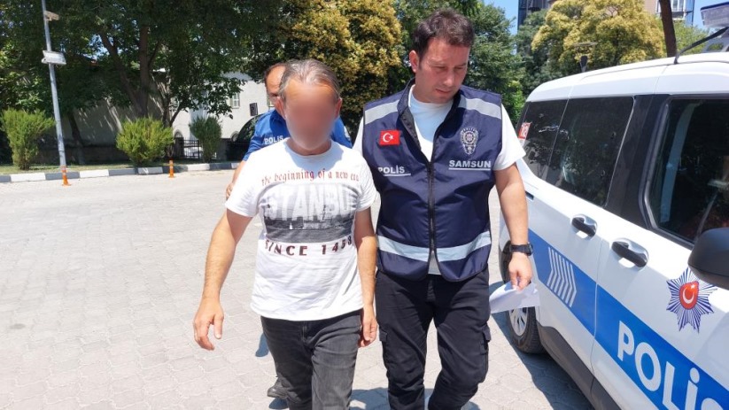 Samsun'da park halindeki otomobilin üzerine battaniye örtüp ateşe verdi