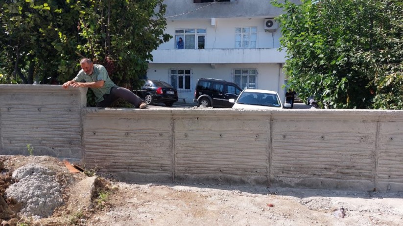 Samsun'da 'tapulu arsam' diyen vatandaşın beton duvarla kapattığı yol iş makinesiyle açıldı