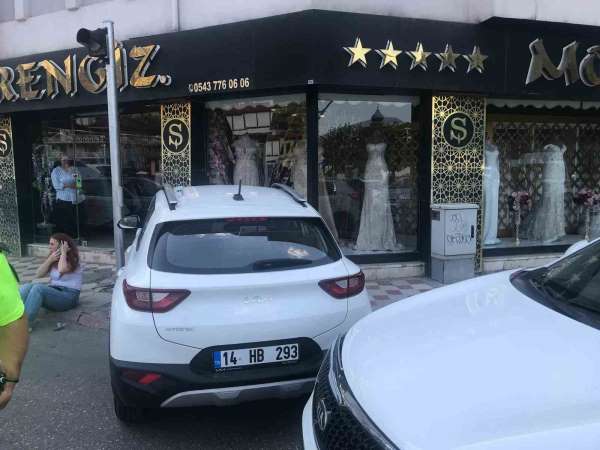 Amasya'da kaza yapan aracın vitrine çarptığı anlar kamerada