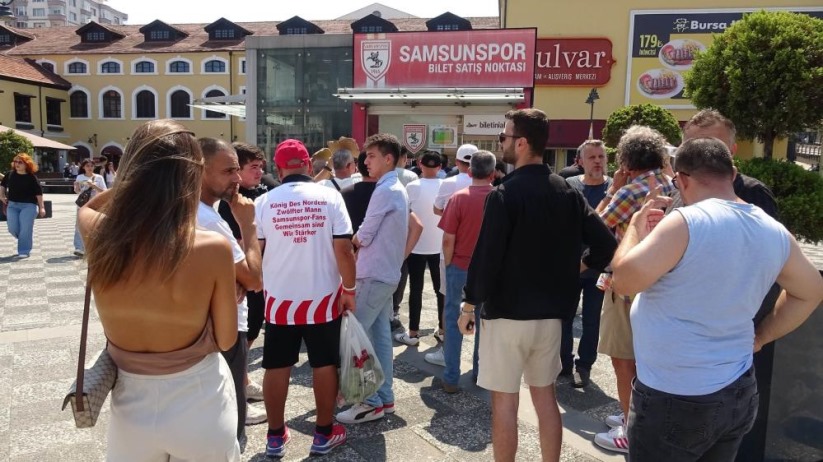 Samsunspor taraftarlarının kombine alımı, Yeşilçam film sahnelerini hatırlattı