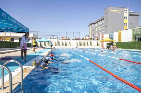 Mersin'de 7'den 70'e herkes eğlenerek yüzme öğreniyor