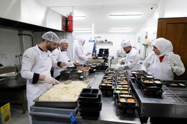 Sakarya'da yüzlere tebessüm olan en lezzetli yemekler bu kazanda pişiyor