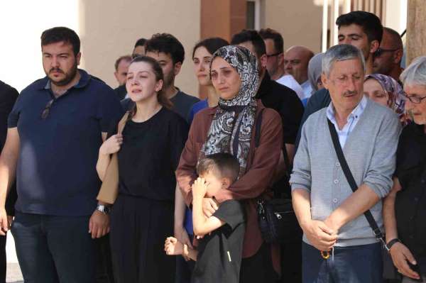 Trafik kazasında hayatını kaybeden eski Bitlis Valisi Karaömeroğlu'nun cenazesi törenle Ankara'ya uğurlandı