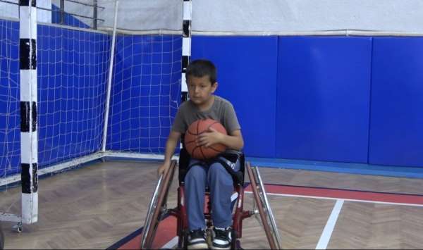 Osmaniye'de tecrübeli basketbolcular, geleceğin yıldızlarına yol gösteriyor