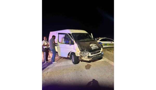 Otomobille kamyonetin çarpıştığı kazada 4 kişi yaralandı