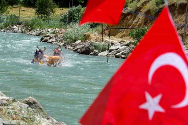 Rafting Türkiye Şampiyonası 3. ayak yarışları Çatak'ta sona erdi