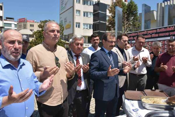 Salihli'de şehit aileleri aşure geleneğini sürdürdü
