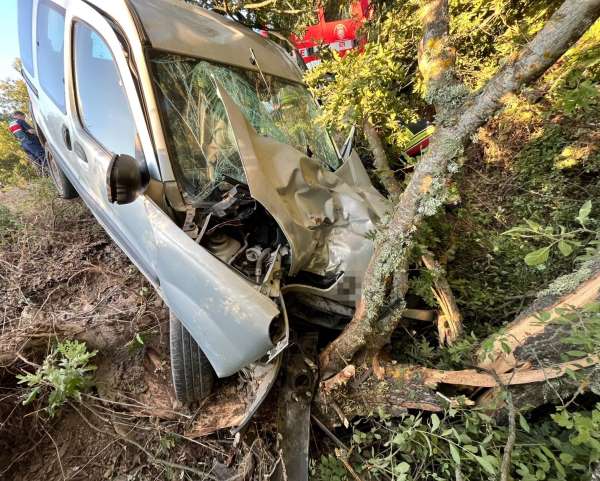 Sındırgı'da trafik kazasında sürücü sıkıştığı yerden kurtarıldı