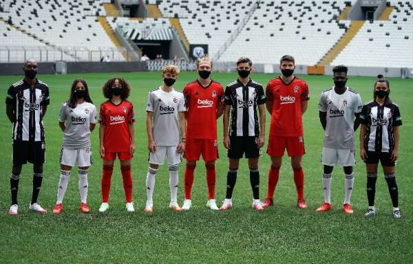 Beşiktaş yeni sezon formalarını tanıttı 