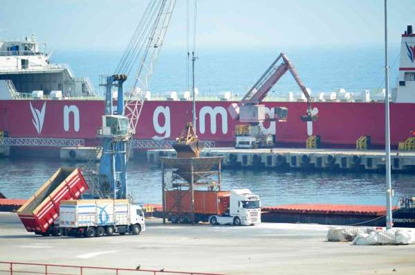 Ukrayna'dan gelen gemideki 3 bin 50 ton buğday kamyonlara aktarılıyor